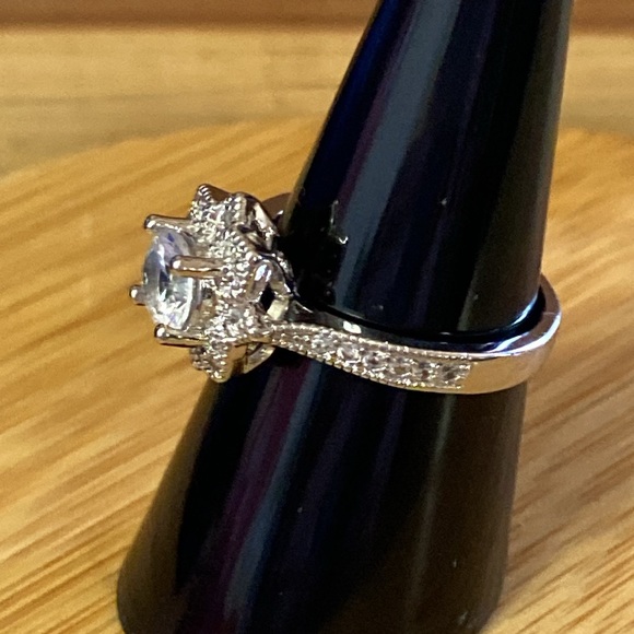 Sterling Flower shaped lab diamond ring - Picture 7 of 8